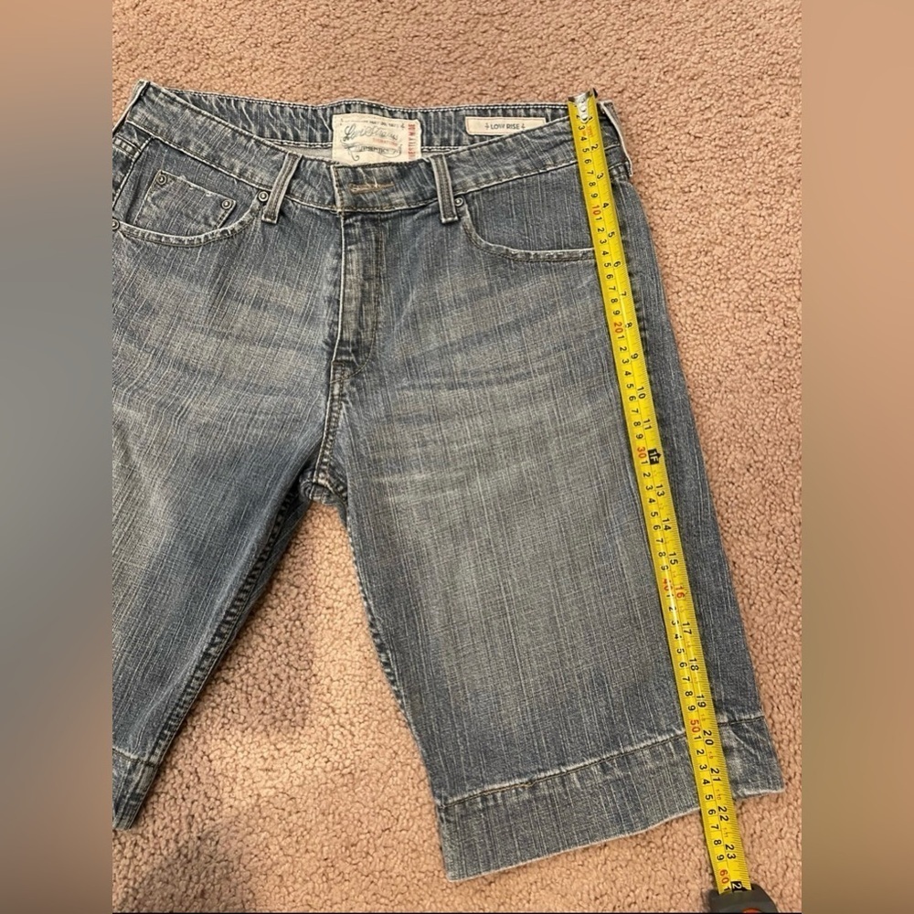 Authentic Trending LEVIS Low Rise Denim Bermuda Distressed Shorts - Picture 5 of 9